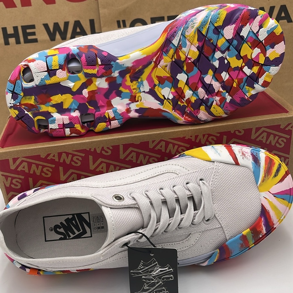 Vans WMNS White Sneakers Colorful Sole Old Skool Tape
Rainbow Swirl Nimbus Cloud - Picture 3 of 17